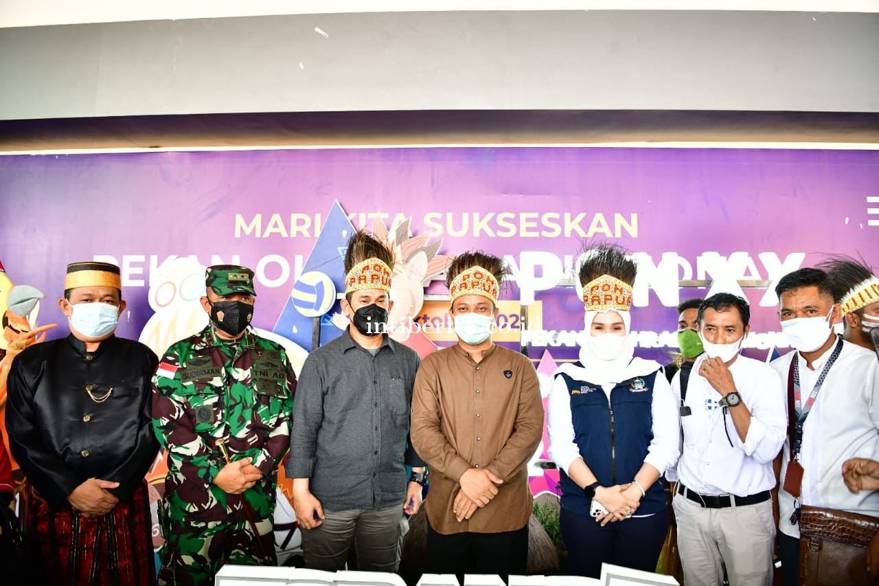 Yel yel..Ewako Mewarnai Kedatangan Rombongan Gubernur Sulsel di Tanah Papua