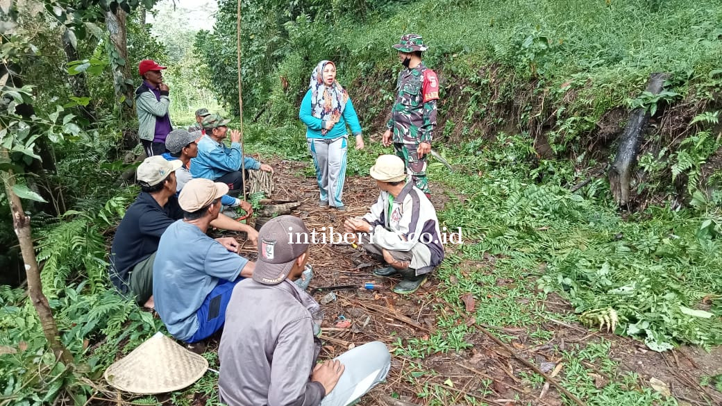 Lurah Pasirputih Sinjai Gotong Royong Kerja Bakti Dengan Warga