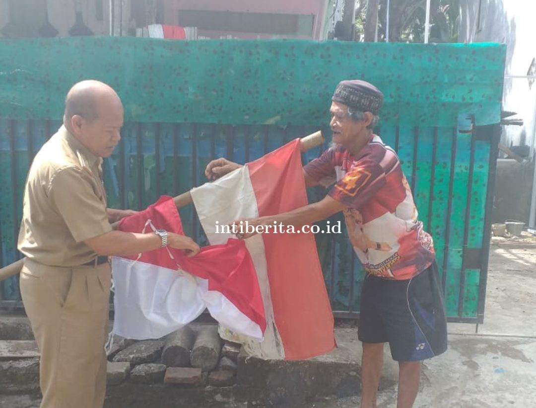 Peringati HUT RI ke-77, Dinsos Sulsel Berbagi 750 Bendera Merah Putih untuk Masyarakat