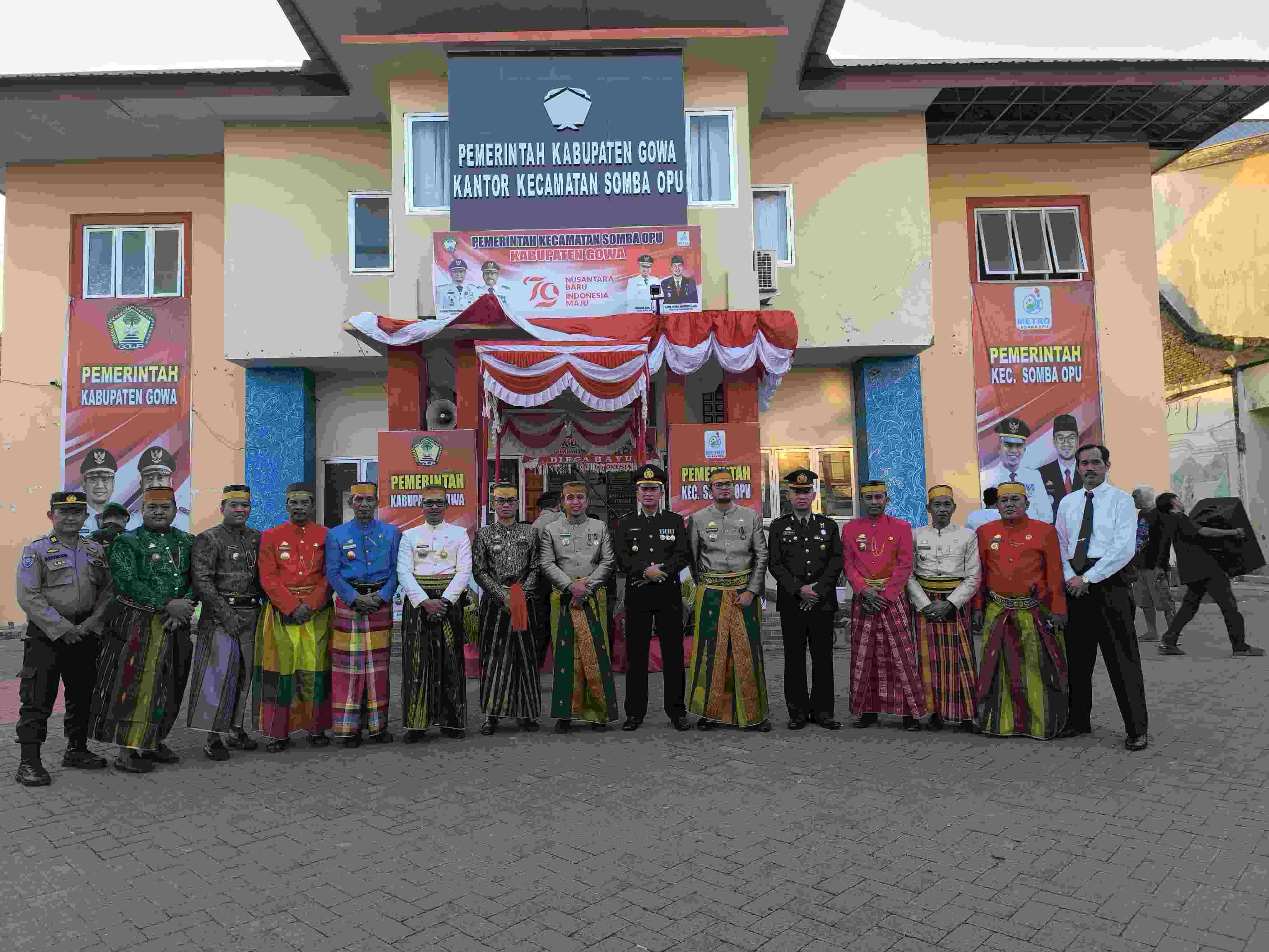 Lurah Tompobalang mengikuti Upacara Peringatan HUT Kemerdekaan Republik Indonesia ke-79