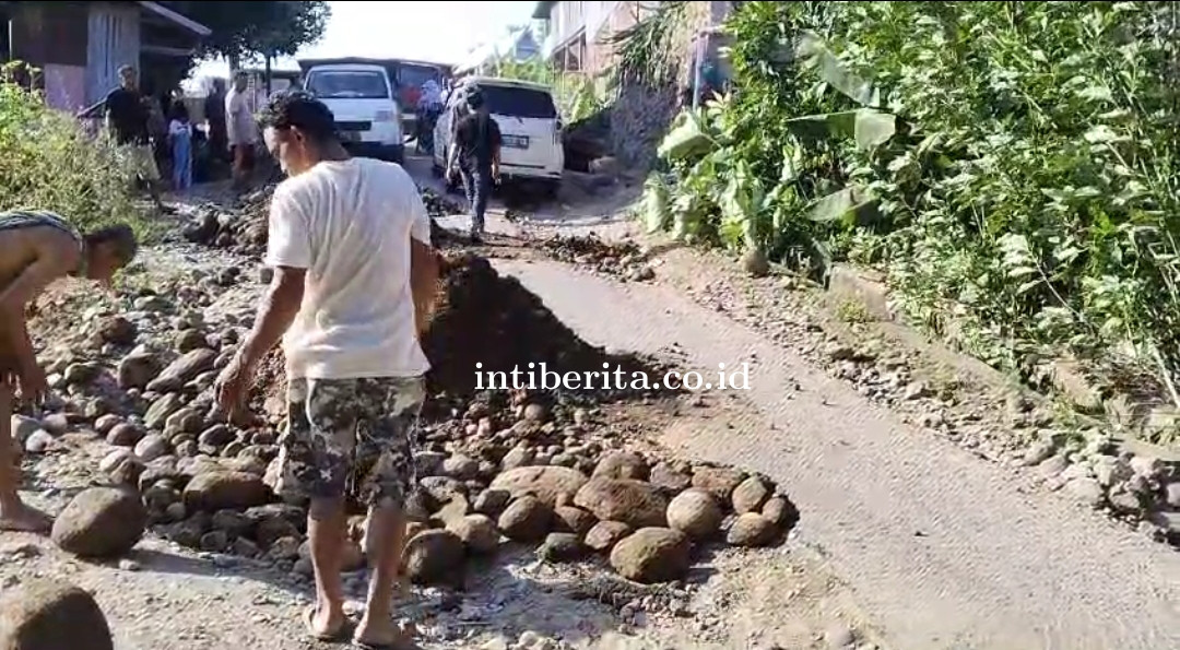 Warga Dusun Banglalan Desa Taring Gotong Royong Perbaiki Jalan Desa