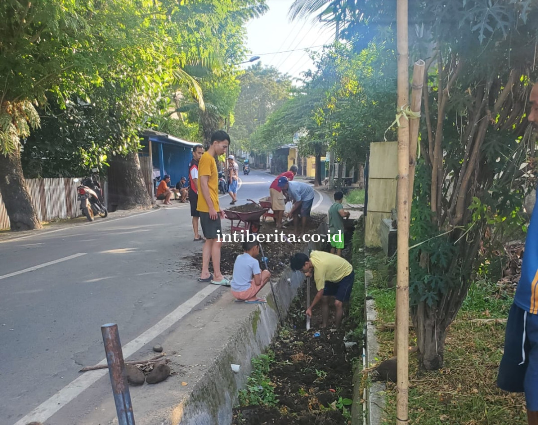 Warga Jl Beringin Tombolo Inisiatif bersama  Kerja Bakti Bersihkan Drainase.