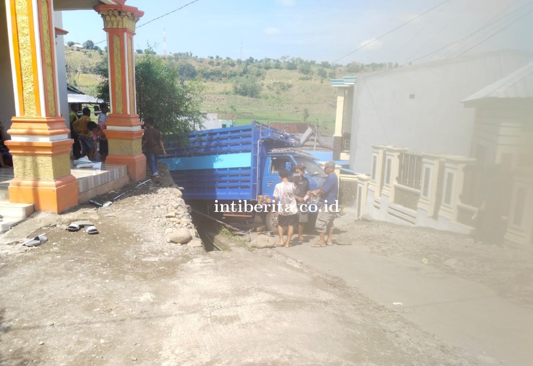 Mobil Truk Membawa Sembako Terbalik Masuk ke Halaman Rumah di Gowa