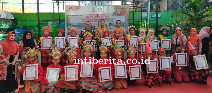 Andi Bukti Djufrie dan Bunda Literasi Makassar, Beri Penghargaan di Apel Pelepasan Siswi SDN Maccini